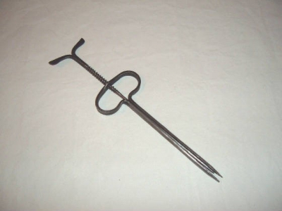 Tool to take arrow out of Henry Prince of Wales&#039; cheek